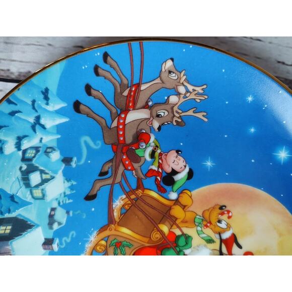 Mickey's Holiday Magic Collectors Plate #1 "Santa's Favorite Helpers" - Picture 6 of 6
